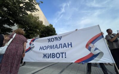 Sokfelé szervezetten utaztatták, mégis kevesen voltak és gyorsan szét is széledtek a haladó ellentüntetők