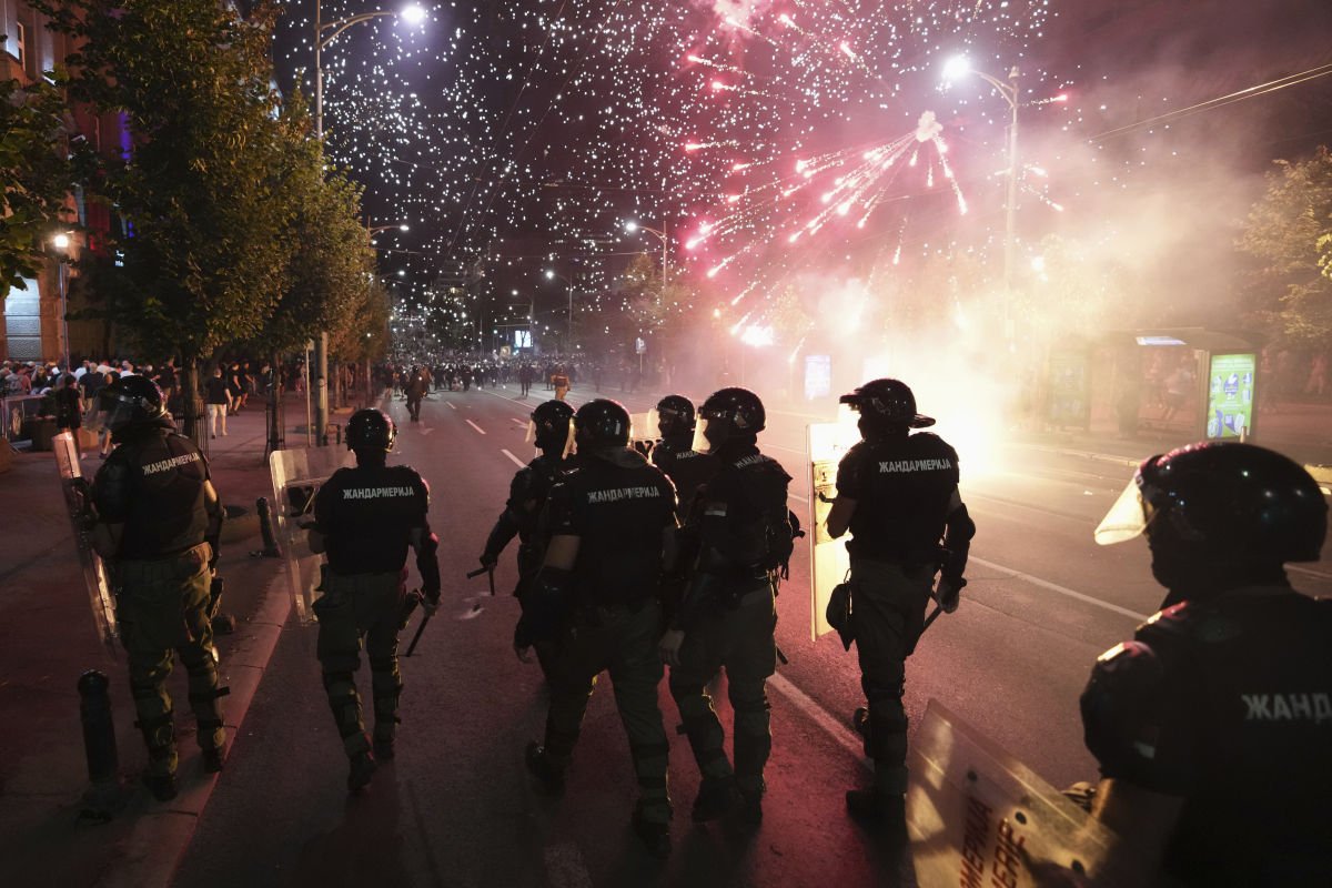 Tüntetés Szerbiában 2025. augusztus 14-én Belgrádban (Fotó: AP)