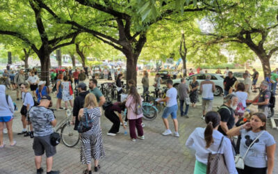 Tüntetnek az újvidéki bíróság épülete előtt