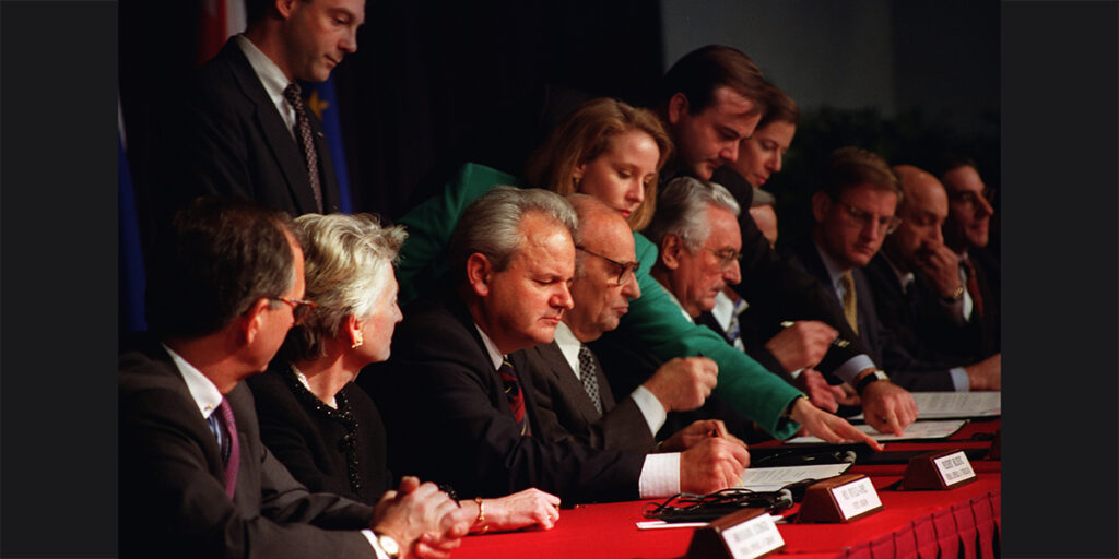 Slobodan Milošević (balról a harmadik), Alija Izetbegović (b-4) čs Franjo Tudjman (b-5) újságírók előtt aláírja a daytoni békeegyezmény előzetes okmányait. Dayton, Ohio, USA, 1995. november 21.