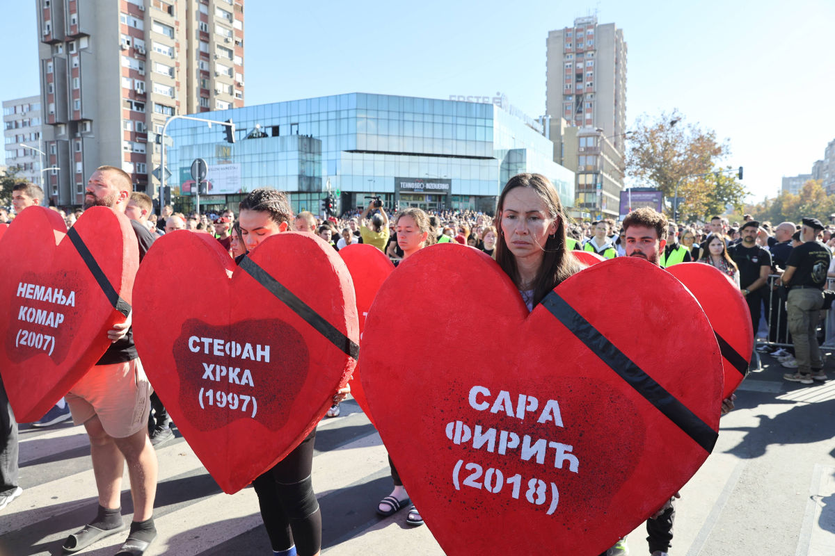 Tizenhat szív, tizenhat áldozat (Fotó: Beta)