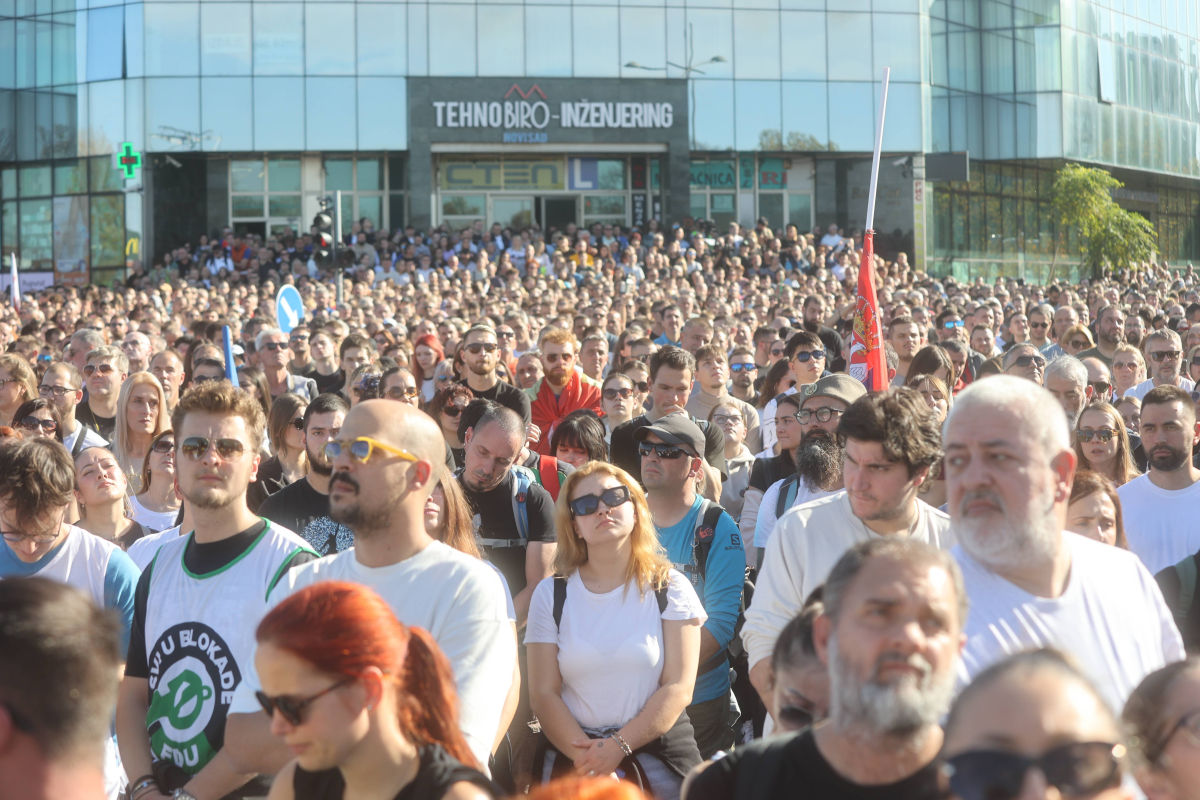 Tizenhat perc csend az újvidéki vasútállomás előtt (Fotó: Beta)