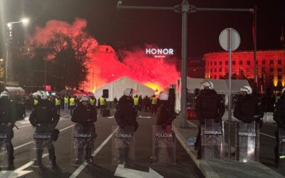 Megbüntették a képviselőnőt, mert bűnözőnek nevezte a parlament előtt lévő személyeket