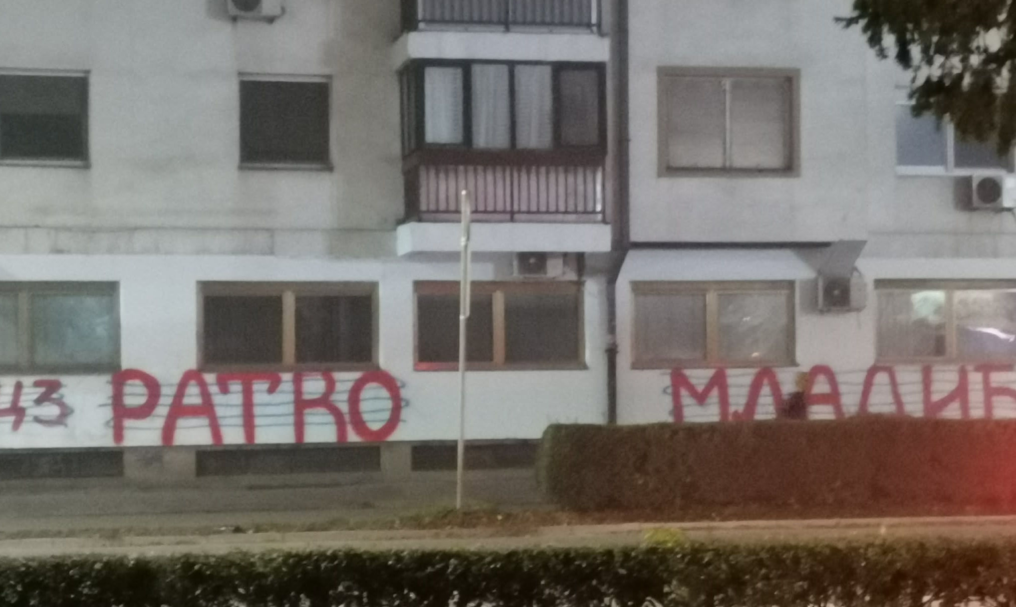 Ratko Mladićot dicsőítő felirat Szabadkán (Fotó: VMDK Press)