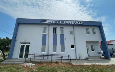 A tüntetők közé hajtott a buszsofőr, most miatta is tüntetni fognak