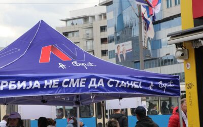 Haladók települtek ki Újvidék utcáira, a polgárok uborkát hordanak nekik + VIDEÓ