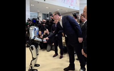 Vučić humanoid robotokkal találkozott: Már csak a kólót kell megtanulniuk táncolni A robot üdvözölte és jellemezte is a szerb államfőt - 2030-ban már Szerbiában gyárthatják a robotokat