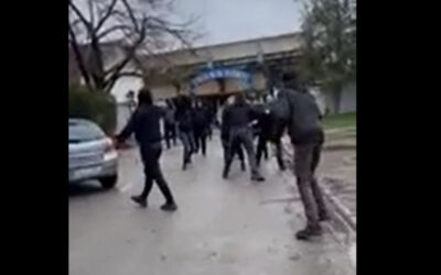 Tömegverekedés botokkal és fáklyákkal Kúlán A polgárok dühösek a rendőrökre