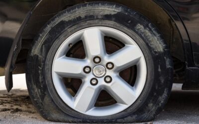 Kiszúrták a választási megfigyelők autóinak gumiját