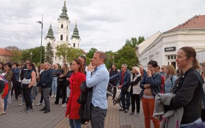 A menesztett színházigazgató mellett tüntettek Óbecsén