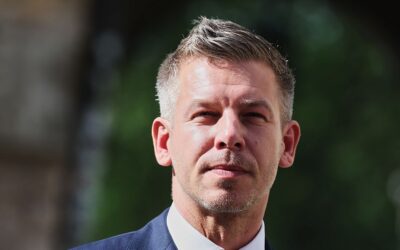 Magyar Péter felére csökkenti a saját fizetését, de csökken a miniszterek, polgármesterek bére is