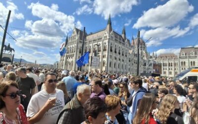 Magyar Péter: Egy világ tanulta meg kimondani, hogy „árad a Tisza” + VIDEÓ Tömegek vettek részt Budapesten, a Kossuth téren megszervezett Rendszerváltó népünnepélyen – „Ma minden szabadságszerető ember a világon szeretne egy kicsit magyar lenni”