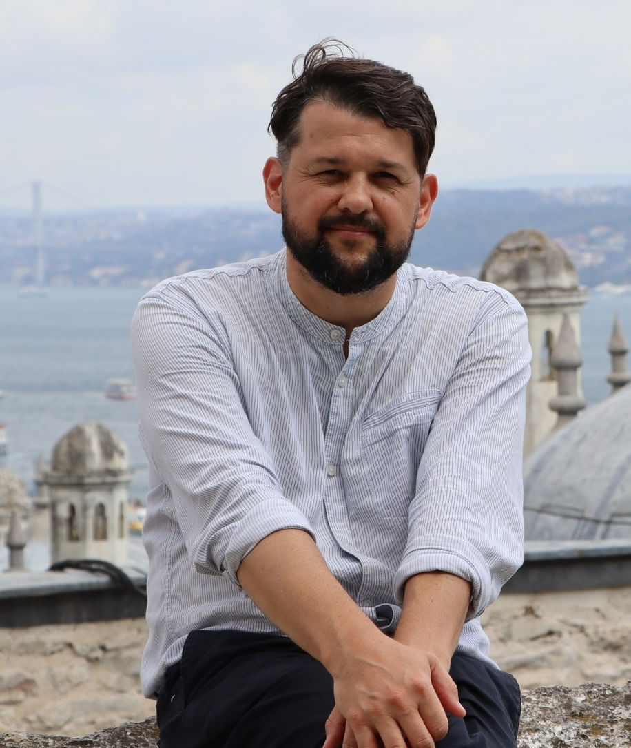 Falusi Norbert: Az Orbán-kormány bukásához ugyanis jelentősen hozzájárult az is, hogy az uniós források befagyasztása miatt gyakorlatilag leálltak a fejlesztések