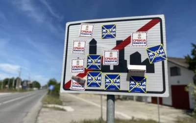 El kell távolítani a politikai tartalmú matricákat a Szabadka–Kelebia úton