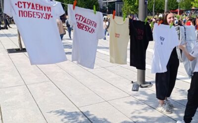Az egyetemistákat és a haladókat rendőrkordon választja el egymástól a Slaviján