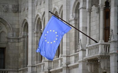 Tizenkét év után visszakerült az uniós zászló a magyar Parlament épületére Forsthoffer Ágnes: Szimbolikus jelzés ez, hogy újra megbecsült tagjai leszünk az Európai Uniónak