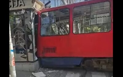 Tizenkét felnőtt és két gyermek sérült meg a villamosbalesetben, hárman súlyosan