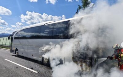 Kigyulladt Ausztriában egy magyar fialatokat szállító busz