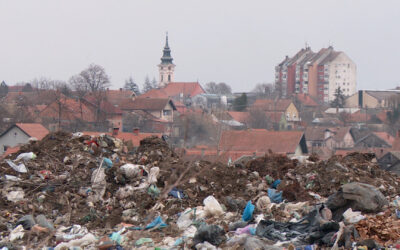 Ég a kevevári hulladéklerakó, sűrű füst terjed a lakóházak és a város felé