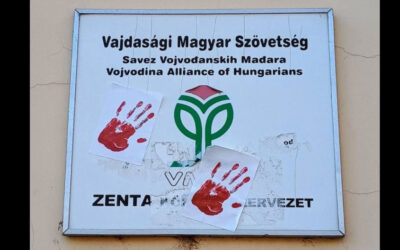 Felmentették a VMSZ táblájára véres kezet ragasztó személyeket