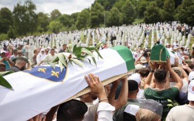 Tíz áldozat eltemetésével zárult a srebrenicai megemlékezés (Fotók)