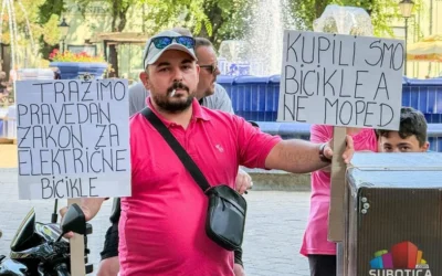 „Regisztrálni akarjuk őket, de senki sem tudja, hogyan” Tiltakoztak az elektromos kétkerekűek tulajdonosai Szabadkán