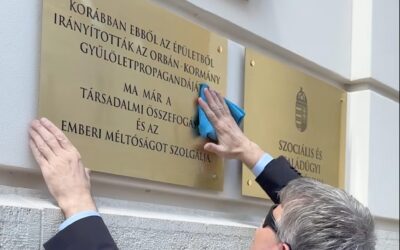 Emléktáblát kapott Rogán Antal egykori propagandagyára