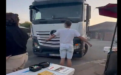 A fiatalembert, aki az egyetemisták felé tartó teherautó elé állt, nem keresték a hivatalos szervek