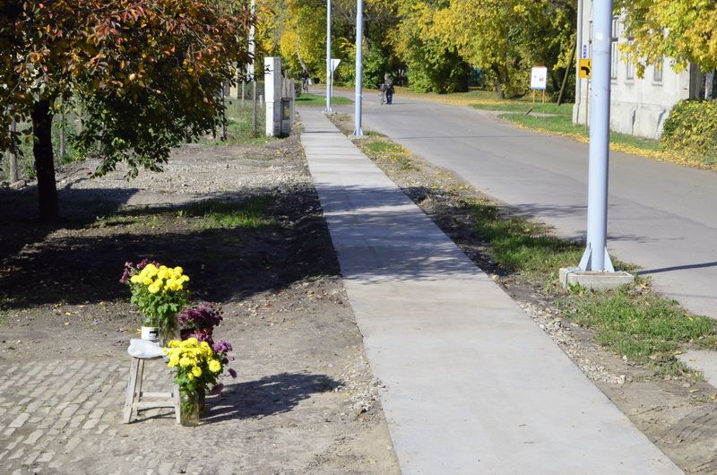 Polgári kezdeményezésre gyalogjárda épült a sétaerdőnél