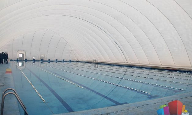 Szabadka: hófehér ballon a Sétaerdei medencén