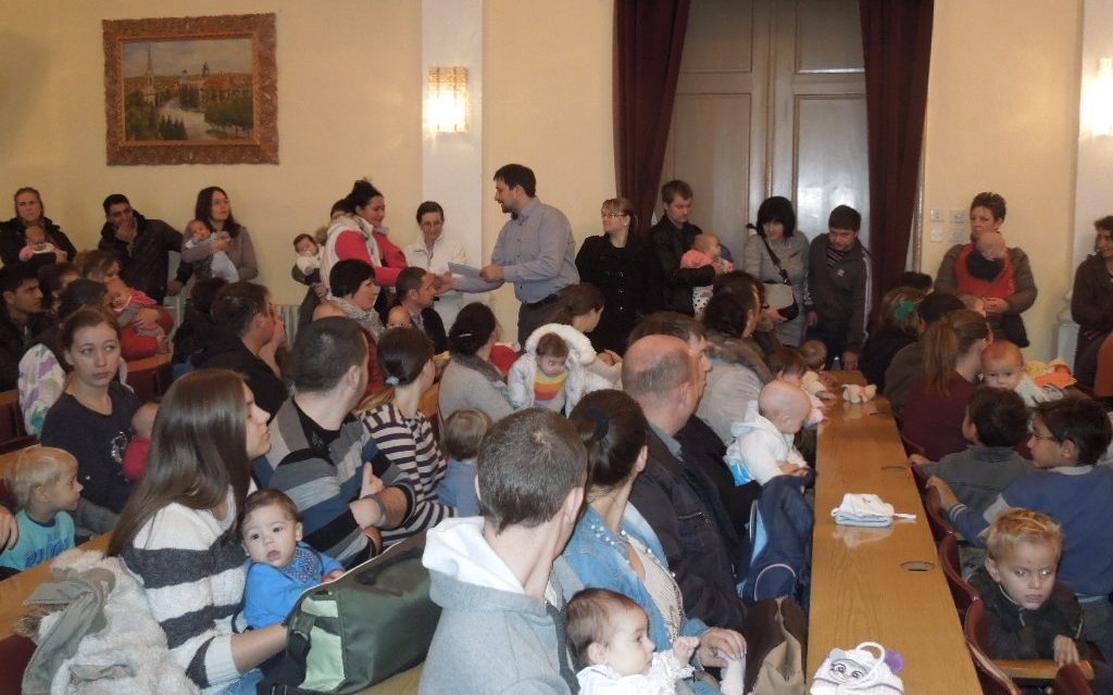 Ada: újszülöttek után járó községi támogatás