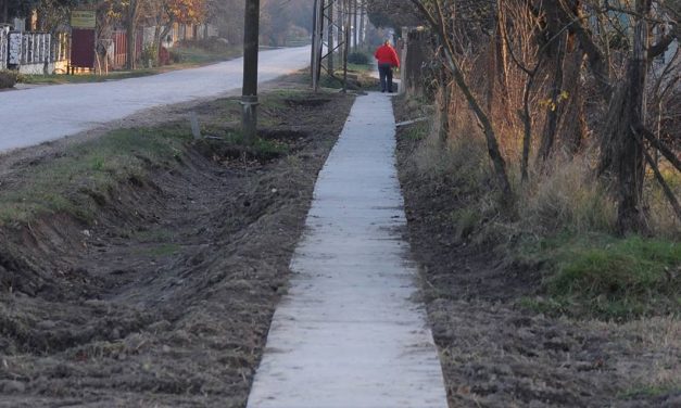 Végéhez közeledik a járda kiépítése Törökfalun