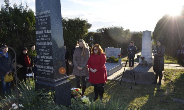 Kosztolányi Dezsőre emlékeztek a családi sírboltnál