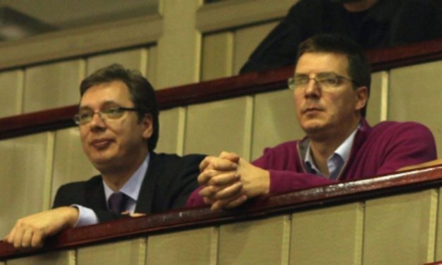 <span class="entry-title-primary">Szegény kormányfő, gazdag család</span> <span class="entry-subtitle">Aleksandar Vučićnak csak egy garzonja van, családtagjainak házai, lakásai, földjei – 180 km/h-val vezetett, de az ellene folyó eljárást leállították</span>