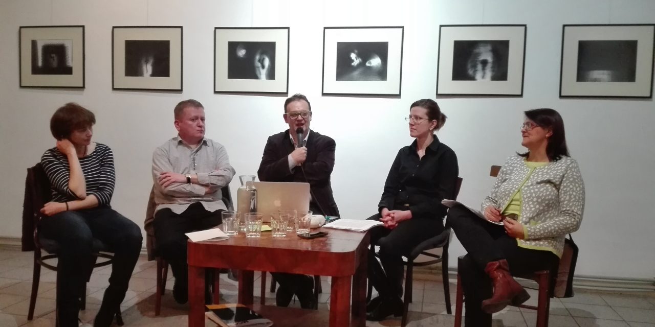 <span class="entry-title-primary">Lelépni vagy betépni?</span> <span class="entry-subtitle">Az egész Kárpát-medencére kiterjedő ifjúságszociológiai kutatás eredményeit ismertették a kutatók a Magyar Mozgalom Közéleti Kávéház című rendezvényén </span>