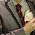 A Korrupcióellenes Ügynökség igazgatója egyidejűleg két köztisztséget töltött be, két helyről kapta a fizetését is