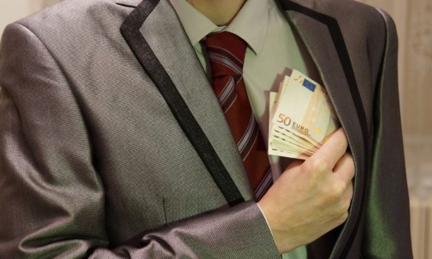 Huszonöt év után először jelölték meg a korrupciót a legnagyobb problémának a polgárok