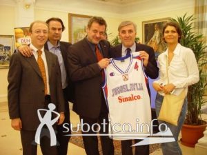 Csákány Lajos jellemzően kerüli a nyilvánosságot, ezen a fotón ő balról a második (Fotó: subotica.info)