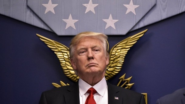 <span class="entry-title-primary">Dilettáns dirigizmus: A kitiltás ideiglenesen betiltva (Trumpizmusok)</span> <span class="entry-subtitle">Trump direktíva-lavinája már az első hét végén a törvénybe botlott</span>