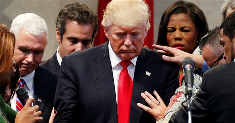 <span class="entry-title-primary">Donald Arnoldért imádkoztat (Trumpizmusok)</span> <span class="entry-subtitle">A gubernátor és a prezidentátor Twitter-csörtéje imareggeli után</span>