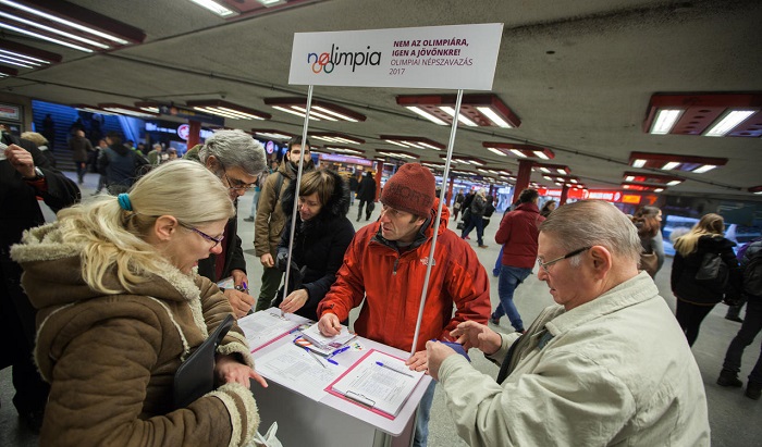 <span class="entry-title-primary">Rajthoz állhat a népszavazás</span> <span class="entry-subtitle">NOlimpia: 266 151 aláírást adtak át – Szinte biztos, hogy ki kell írni a referendumot a budapesti olimpia rendezéséről</span>