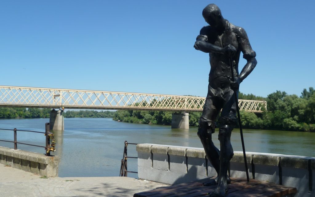 <span class="entry-title-primary">VMSZ szeretni Vučić, de nem beszélni magyar</span> <span class="entry-subtitle">A szerb beterjesztő is látta, hogy vállalhatatlan a magyar szövegváltozat, amelyről a Vajdasági Magyar Szövetségnek kellett volna gondoskodnia</span>