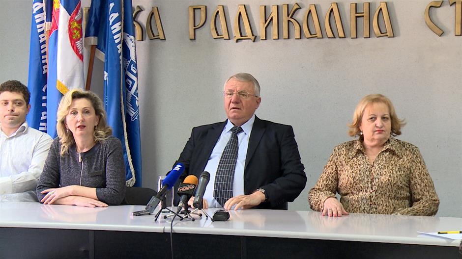 Šešelj nem hajlandó visszamenni Hágába, államfőnek készül