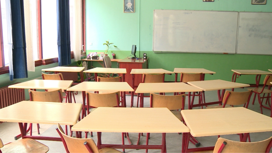 <span class="entry-title-primary">Az oktatásban dolgozók számára biztosított a végkielégítés</span> <span class="entry-subtitle">Egy Újvidék méretű város lakossága tűnt el Szerbiából másfél évtized alatt</span>