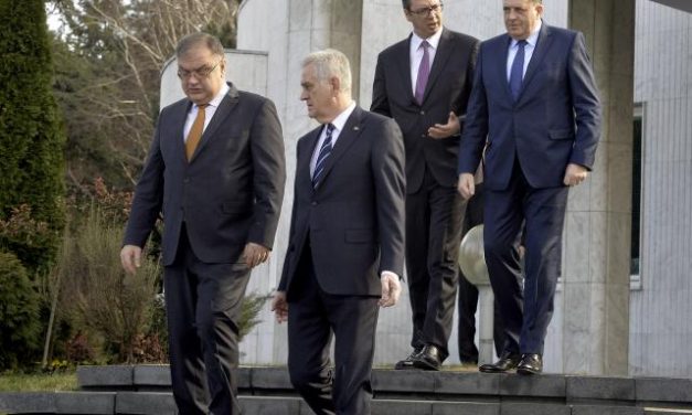 Vučić: Visszatértünk a kilencvenes évekbe