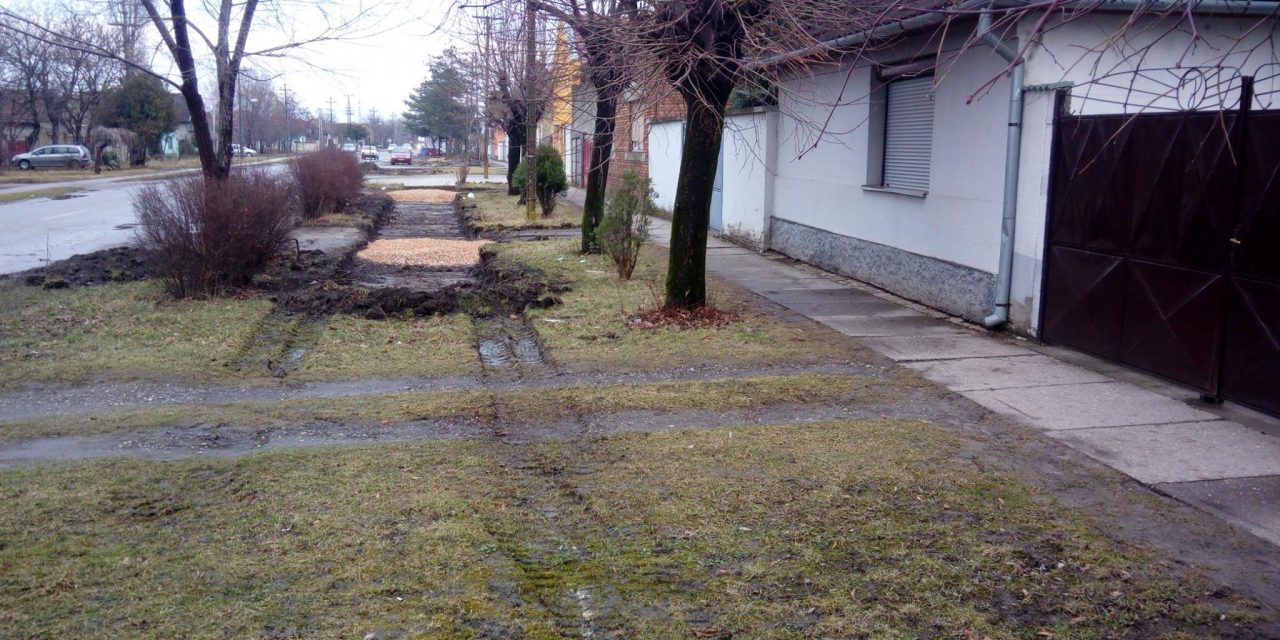 Bicikliút van a házam előtt, sej-haj…