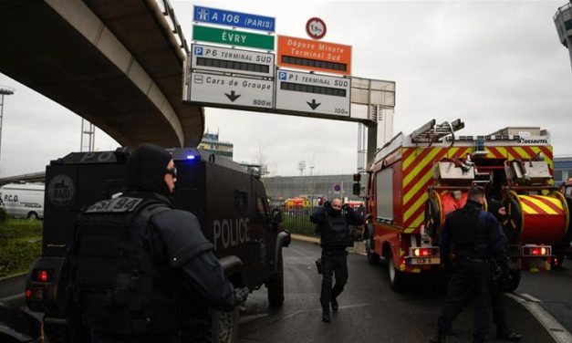 <span class="entry-title-primary">Párizs: Lelőttek egy férfit, miután elvette egy katona fegyverét</span> <span class="entry-subtitle">Felfüggesztettek minden járatot az Orly mindkét terminálján</span>