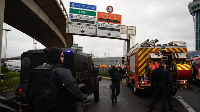 <span class="entry-title-primary">Párizs: Lelőttek egy férfit, miután elvette egy katona fegyverét</span> <span class="entry-subtitle">Felfüggesztettek minden járatot az Orly mindkét terminálján</span>