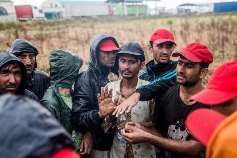 Már nem éhségsztrájkolnak a menekültek Békéscsabán