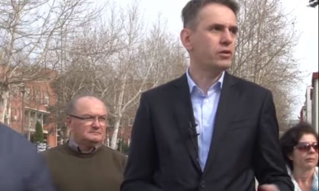 Tojásokkal dobálták meg Radulovićot és az újságírókat